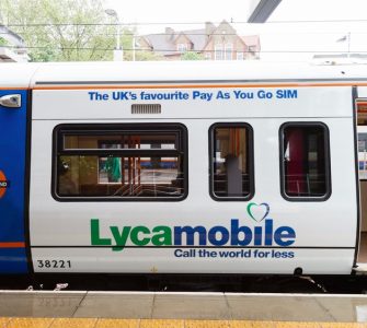 cartel publicitario de lycamobile en un tren